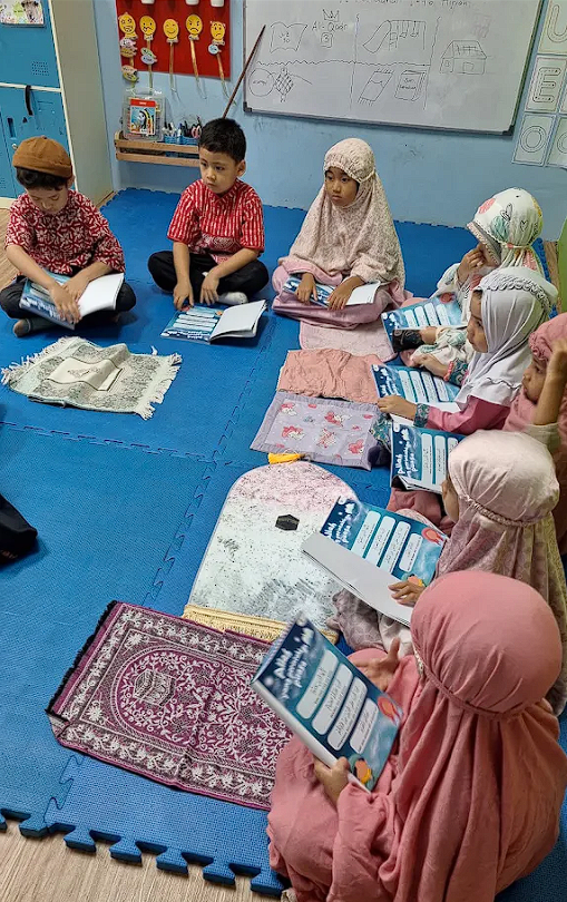 Anak-anak KB–TK Islam MRBJ belajar Al-Qur’an bersama di kelas